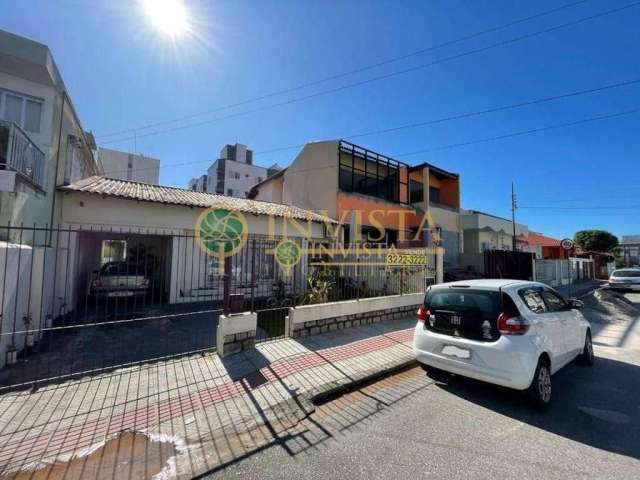 Casa com 3 quartos, edícula, churrasqueira em localização nobre à venda no Balneário do Estreito.