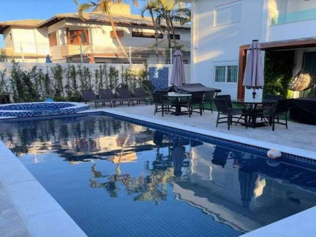 Alto padrão à venda em Jurerê Internacional! 344m², 6 suítes, área gourmet com churrasqueira e piscina, semi mobiliado e 4 vagas de garagem.