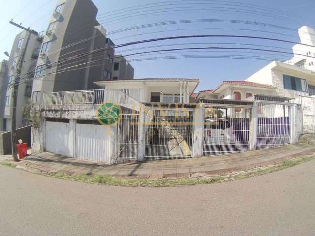 Viabilidade comercial, com 5 quartos, edícula e 4 vagas na Coloninha