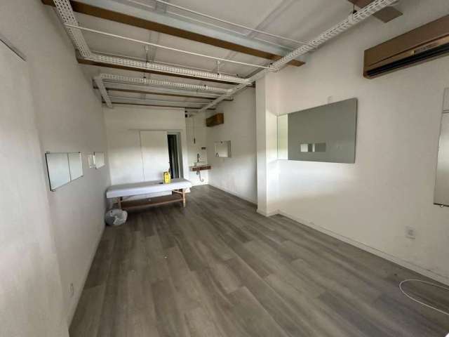 Sala comercial com divisórias e 95m² - Locação no bairro Saco Grande.