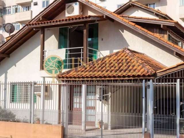 Casa à venda próximo ao Shopping Itaguaçu.