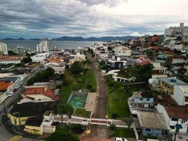 Terreno à venda no Estreito.