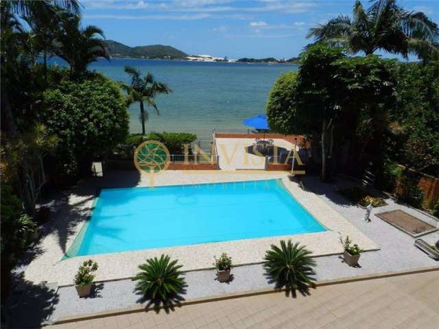 Casa com piscina, 7 quartos sendo 2 suítes, hidromassagem e sacada à venda na Lagoa da Conceição.