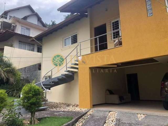 Casa com piscina à venda em Coqueiros.