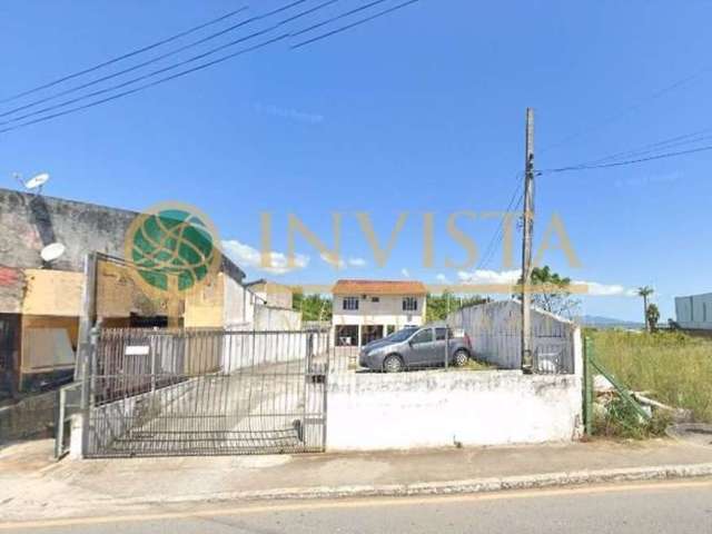 3 quartos com sacadas, amplo quintal 4 vagas na Praia Comprida - À venda em São José