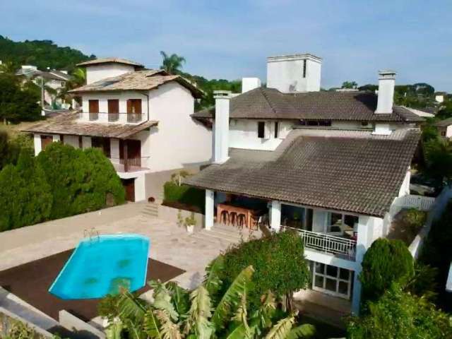 Condominio fechado, área externa com piscina e churrasqueira.