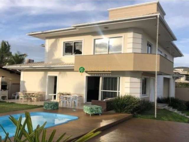 Alto padrão à venda em Jurerê! Piscina privativa com deck, 3 suítes e 2 vagas de garagem.