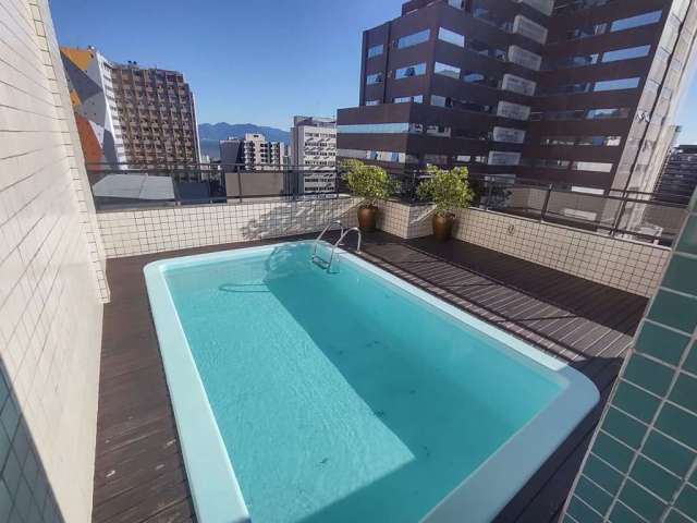 Duplex, vista mar, piscina privativa, 3 suítes e 3 vagas no Centro de Florianópolis.