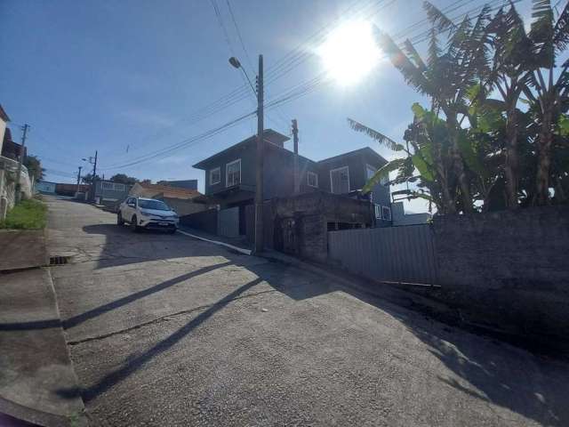 Casa com 3 quartos á venda em Biguaçu.