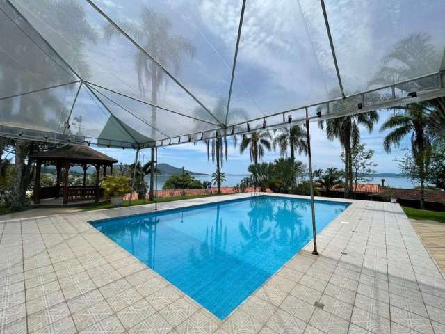 Condomínio recreativo frente mar, pé na areia com 10 casas em Biguaçu.