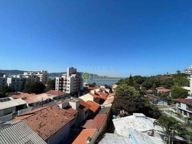 Na  Praia do Riso em Coqueiros, Duplex com 3 quartos, terraço e 2 vagas de garagem.