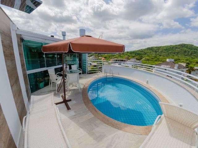 Na praia de Jurerê Internacional, mobiliado, com 3 suítes e terraço amplo com piscina.