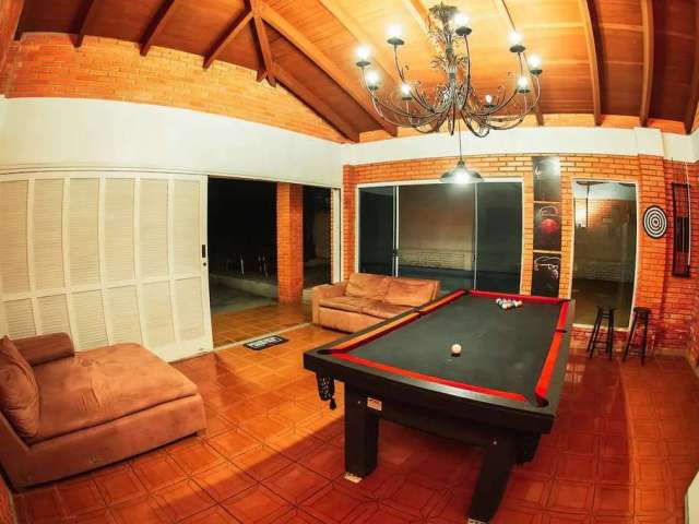 Na praia de Jurerê, com 5 quartos sendo 3 suítes, espaço recreativo, piscina e 4 vagas