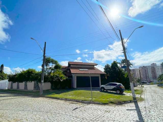 3 quartos, jardim com churrasqueira, edícula e 4 vagas de garagem - À venda na área nobre do Parque São Jorge / Itacorubi