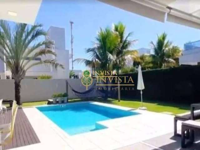 Casa com piscina em Jurerê Internacional.