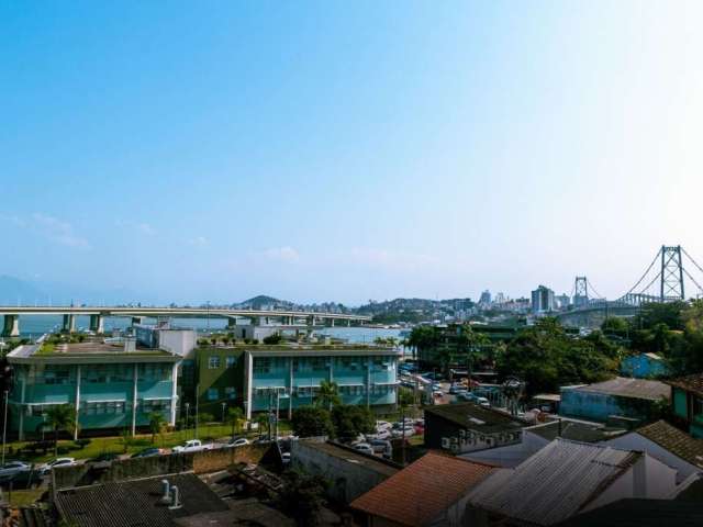 Prédio comercial/residencial com rentabilidade mensal e vista para o mar à venda no Centro de Florianópolis.