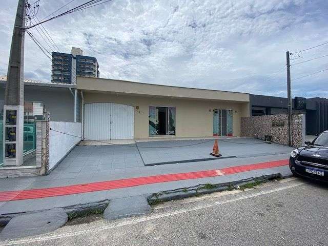 Casa com viabilidade comercial e residencial com 3 quartos, edícula com churrasqueira e 5 vagas em São José.