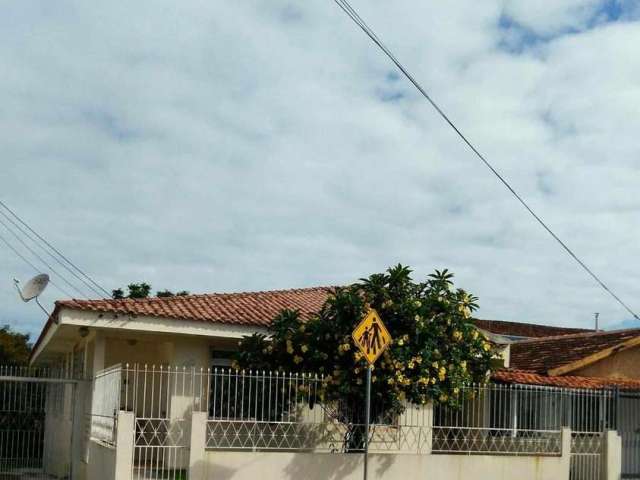 6 quartos, 3 vagas e amplo quintal no bairro Ipiranga - À venda em São José.