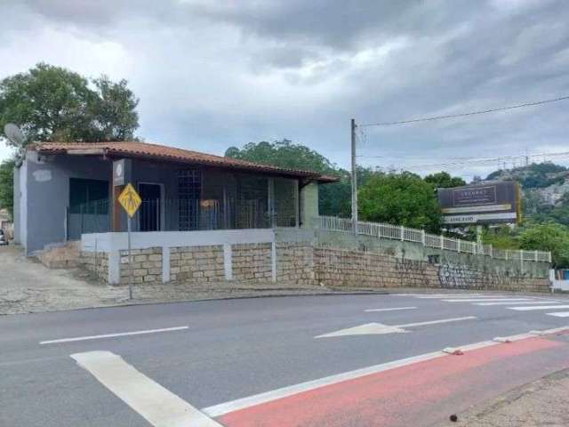 Casa a venda com ponto comercial, sendo 3 quartos, garagem e amplo terreno no Saco dos Limões - Á venda em Florianópolis