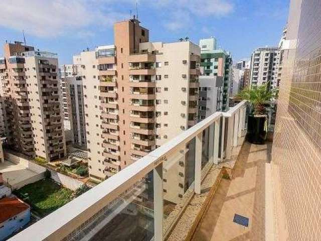 Duplex com vista parcial mar, terraço com churrasqueira, 2 suítes e 2 vagas à venda no Centro de Florianópolis.