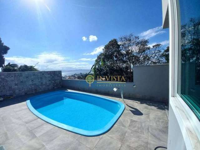 Terraço com vista mar, piscina e espaço gourmet, 4 suítes e 6 vagas para locação no Centro de Florianópolis.