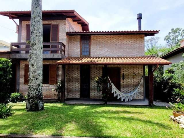 Área externa com piscina, lareira e 3 quartos à venda na Praia do Campeche.