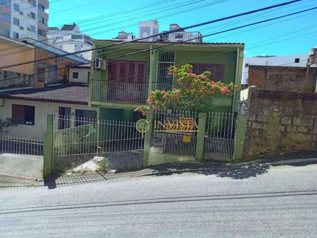 Sobrado com 4 quartos e 1 vaga à venda próximo a Praça Gov. Celso Ramos na Agronômica.