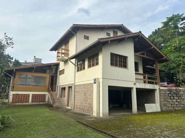 Casa com caseiro, amplo quintal e espaço de festa com churrasqueira à venda em Santo Antônio de Lisboa.