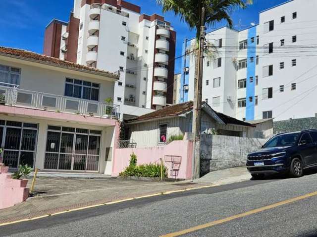 Terreno de 1.268m² para construção de Condomínio Residencial Multifamiliar no Estreito - À venda em Florianópolis