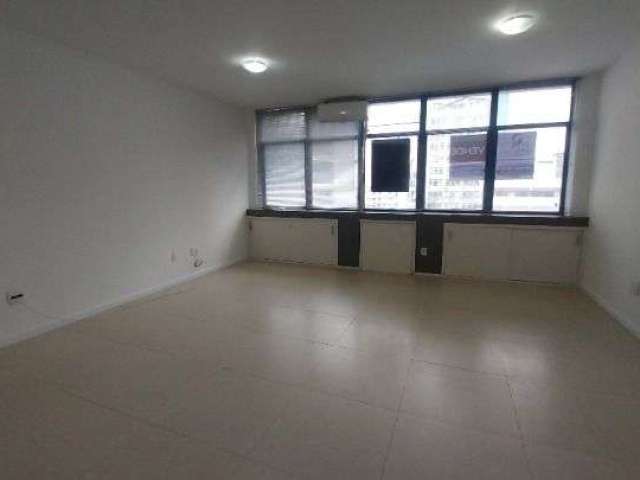 Sala comercial com 49m² e 1 vaga à venda no Centro de Florianópolis.