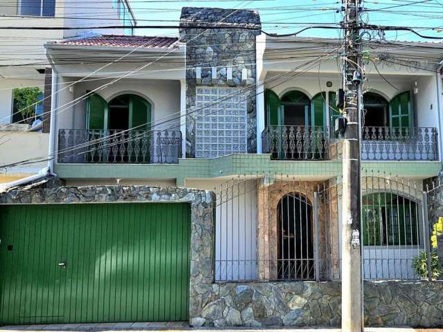 4 quartos, sendo 1 suíte, amplo quintal e 2 vagas no Balneário do Estreito - À venda em Florianópolis