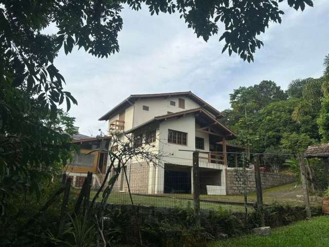 Casa com caseiro, amplo quintal e espaço de festa com churrasqueira para locação em Santo Antônio de Lisboa.