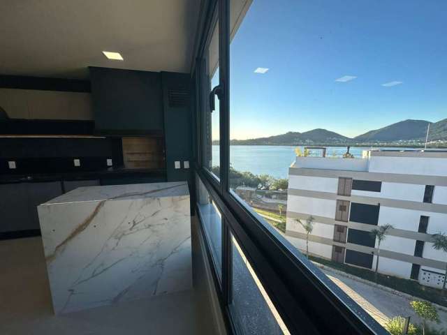 Vista mar com 3 suítes e 4 vagas para locação no João Paulo em Florianópolis.