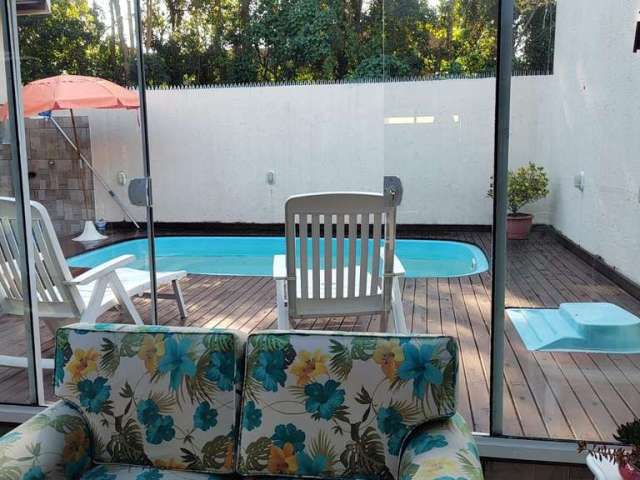 Deck com piscina, churrasqueira e 3 quartos à venda no Ribeirão da Ilha.