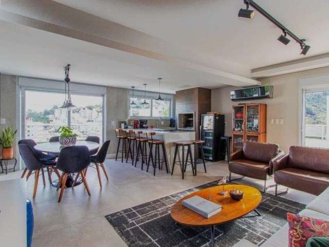 Duplex semi mobiliado, espaço gourmet com terraço privativo, 4 quartos e 3 vagas à venda na Trindade