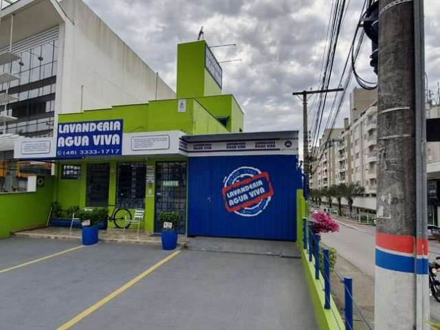 Casa comercial com 350m²  e 6 vagas à venda na Trindade.