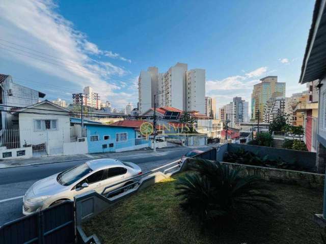 Localização privilegiada, 3 quartos e piscina à venda no Centro de Florianópolis.