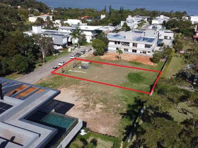 Terreno com 762m² à venda em Condomínio fechado de Alto Padrão em Cacupé.