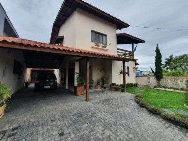 À venda com 4 quartos, espaço gourmet com churrasqueira e piscina no bairro Carianos.