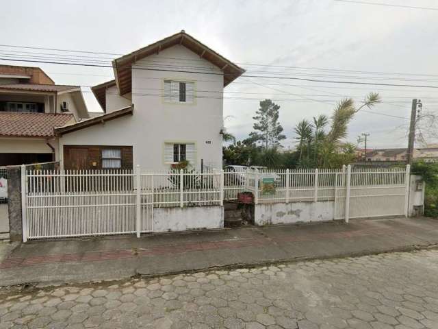 Casa com 4 suítes e 4 vagas à venda no bairro Carianos.