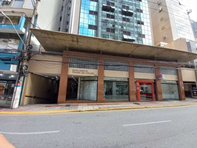 Sala comercial com 48m² privativos à venda no Centro de Florianópolis.