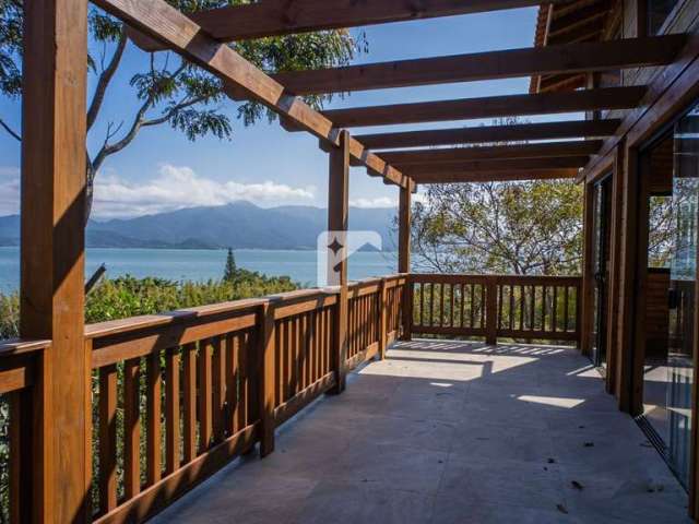 Casa com vista mar e 3 quartos à venda no Ribeirão da Ilha.