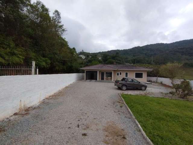 Casa com amplo quintal e 2 quartos para locação em São José.