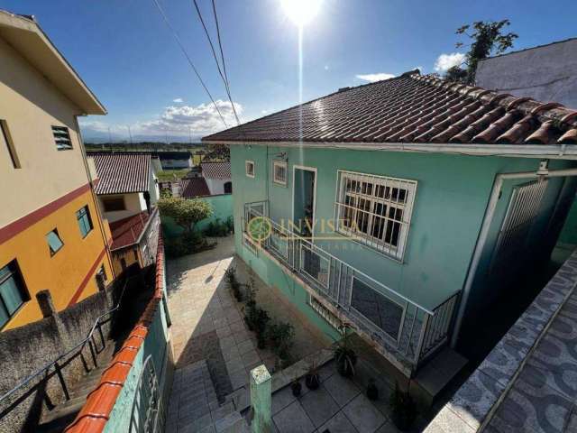 Casa com 2 pavimentos à venda na Costeira do Pirajubaé.