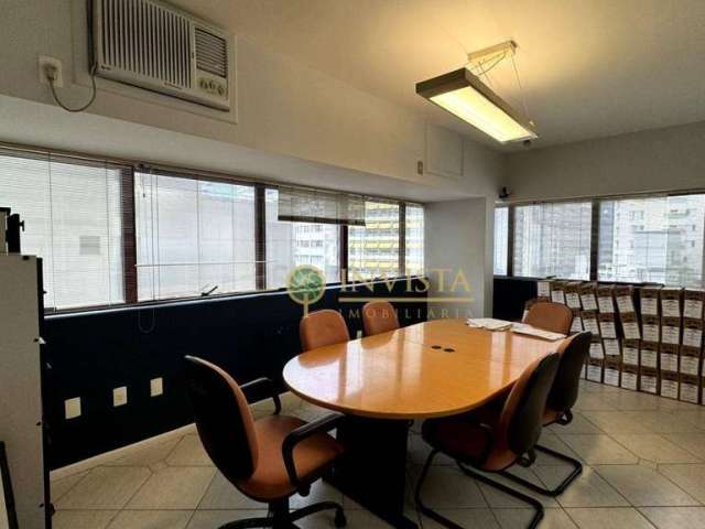 Sala comercial com 84m², vista livre, andar alto e 1 vaga de garagem.