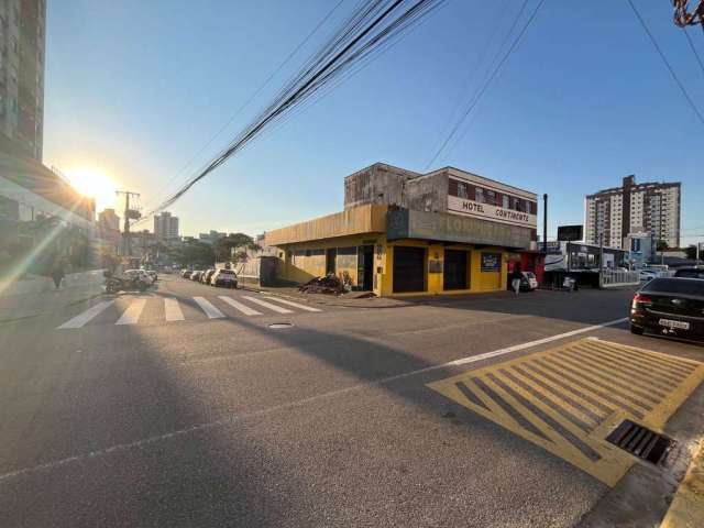 Loja comercial com 40 vagas de garagem para locação no Estreito.