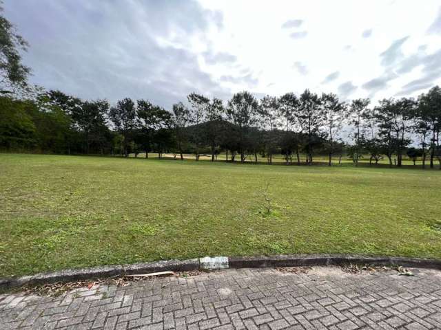 Terreno com 829m² à venda no Costão Golf.