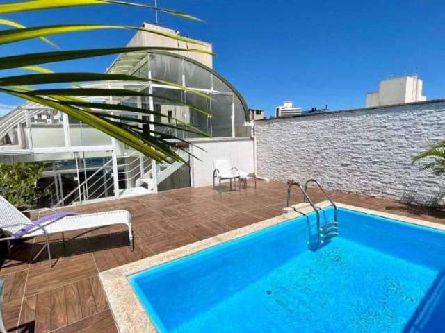 À venda no Centro de Florianópolis! Alto padrão, Duplex em Andar Alto, Piscina Privativa, 4 quartos e 3 vagas.