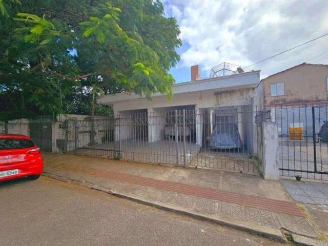 À venda no Balneário do Estreito! 2 Casas, frente para 2 ruas, 455m² e 4 vagas de garagem.