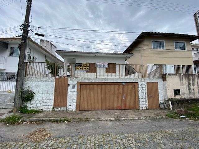 À venda na Agronômica! Casa com 4 quartos, 185m² de área construída e 2 vagas de garagem.